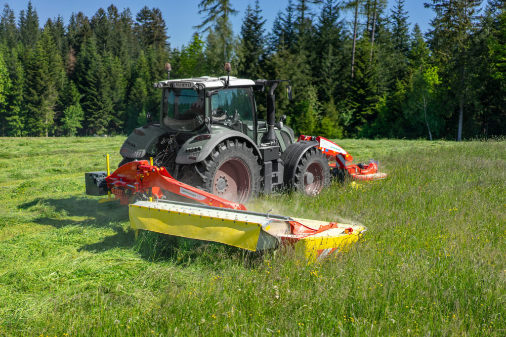 Bočně nesený žací stroj NovaCat 402 ED pak ve spojení s čelně neseným žacím strojem vytváří kombinaci žacích strojů o celkovém záběru téměř sedm metrů