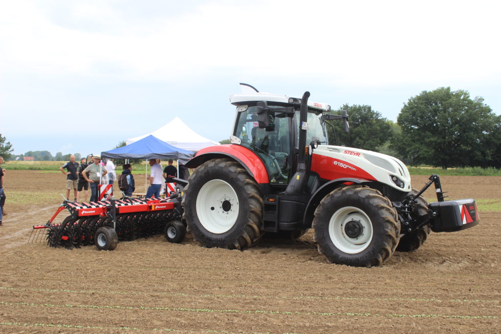 Sortiment strojů pro mechanickou kultivaci porostů Kverneland začíná rotačními kultivátory Helios. 