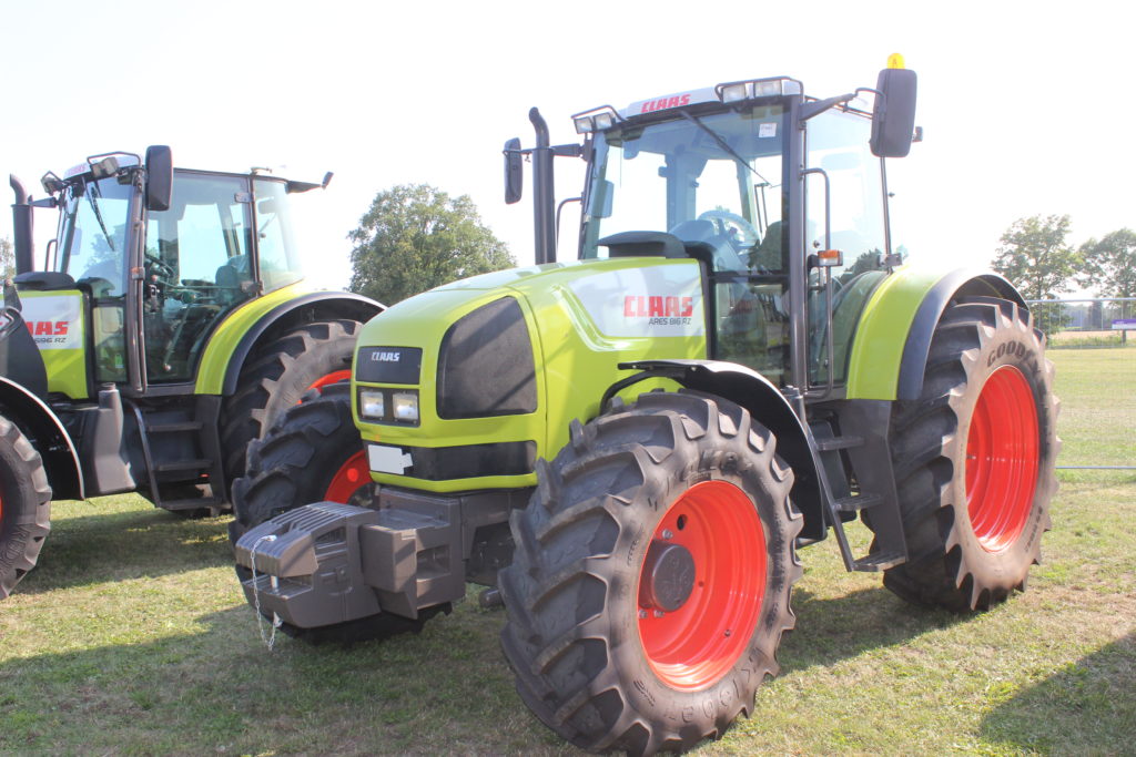 Traktor Ares 816 RZ v barvách firmy Claas.