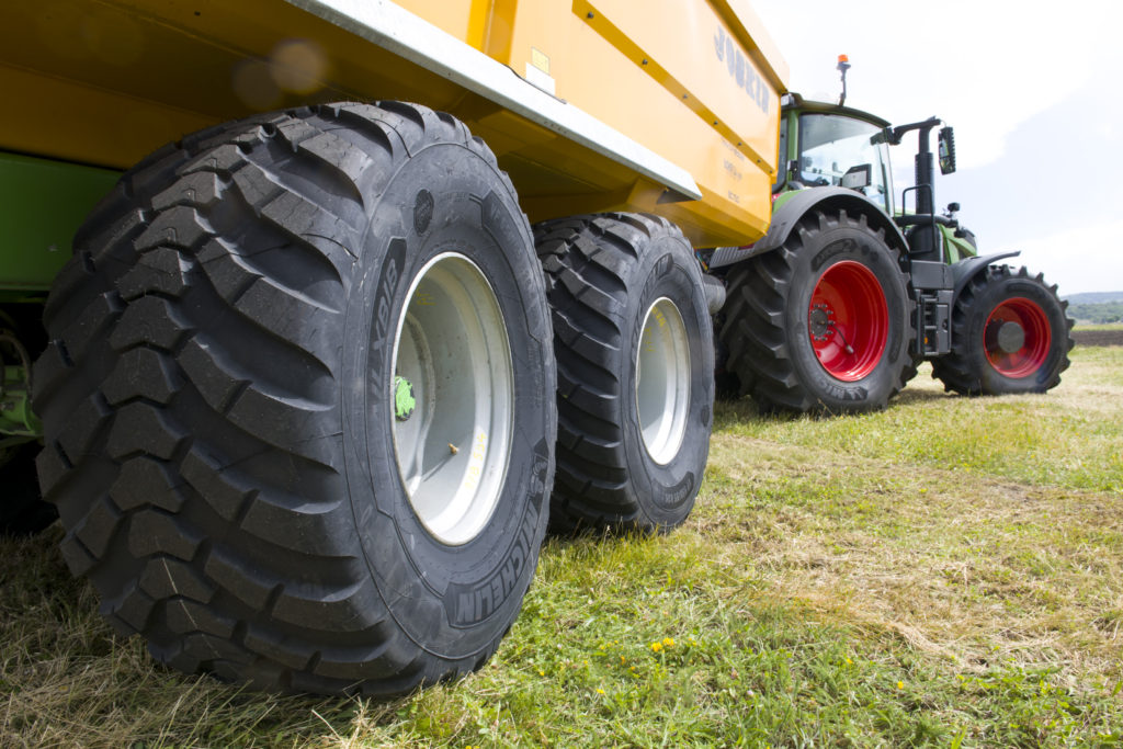 Firma Michelin nabízí možnost osazení jak traktoru, tak i návěsu pneumatikami, využívajícími technologie Ultraflex a VF standardu.