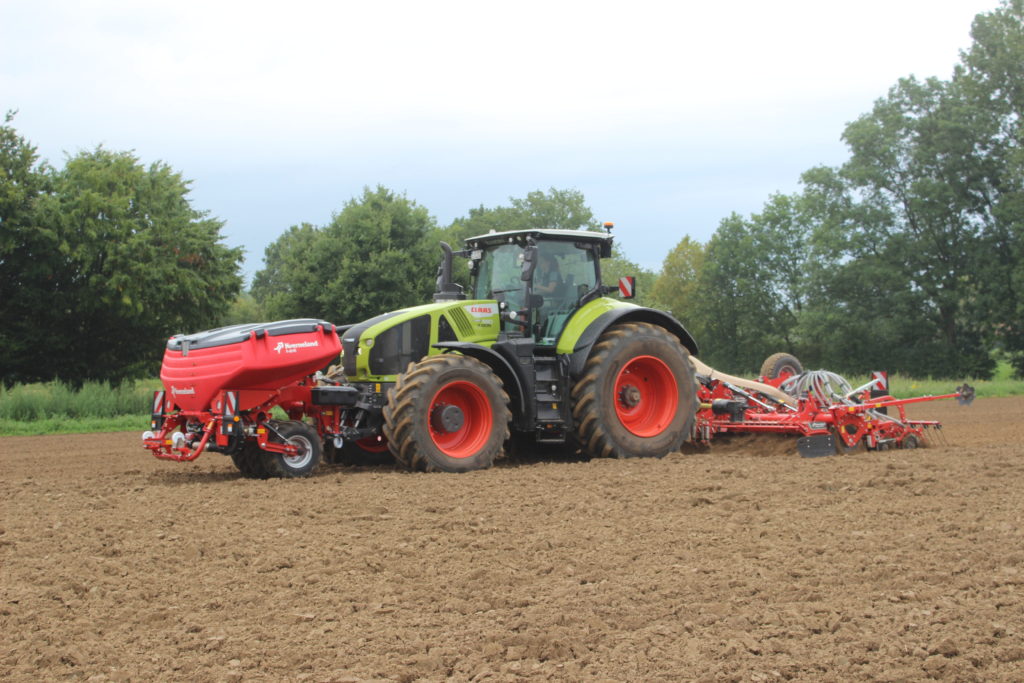 Nové rotační brány Rotago F 4060 spolu se se secím strojem f-drill CB F a čelním zásobníkem Kverneland.