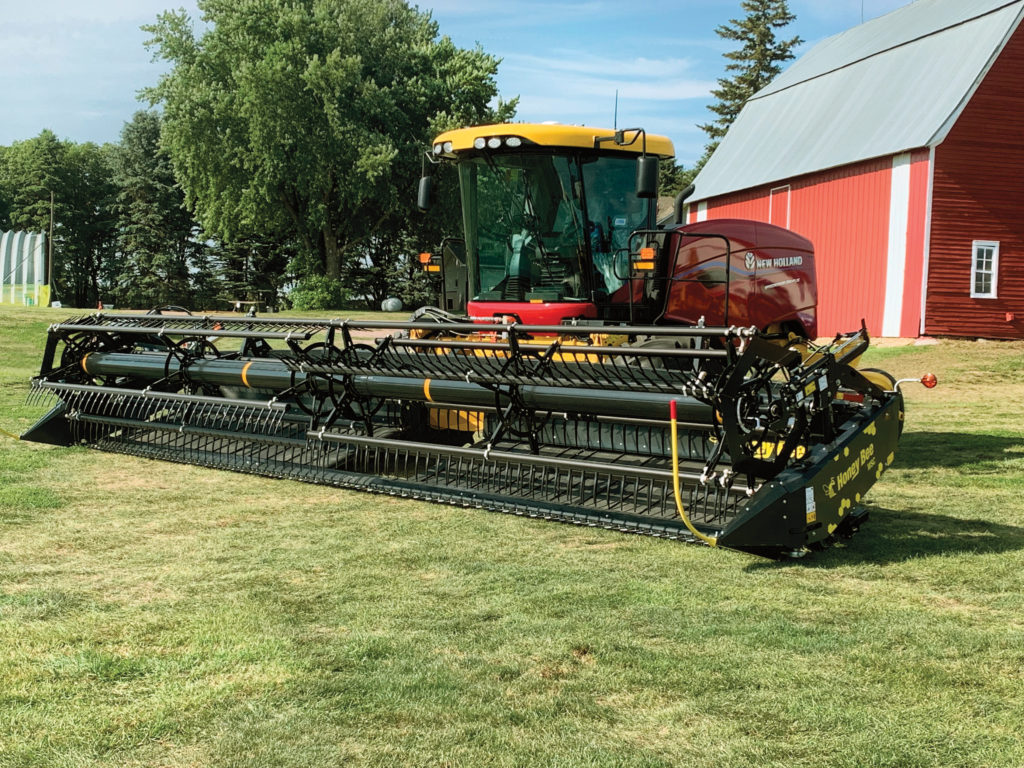 Společnost New Holland Agriculture North America poprvé vystavila nový sklizňový adaptér WSC30 Swather spolu se samojízdným žacím strojem Speedrower 260 PLUS na polních dnech 2023 Ag PhD Field Day v Balticu v Jižní Dakotě.