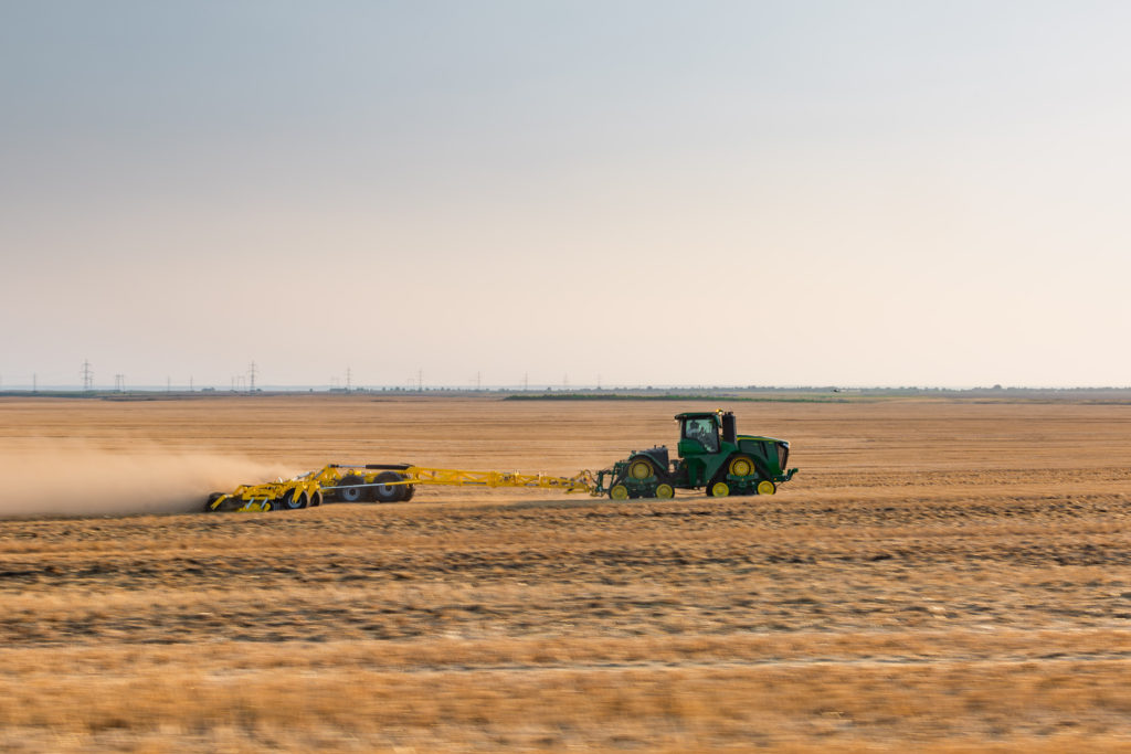 Souprava, složená z traktoru John Deere 9RX 640 a talířového podmítače Swifterdisc XE 18400 Mega při překonávání světového rekordu.