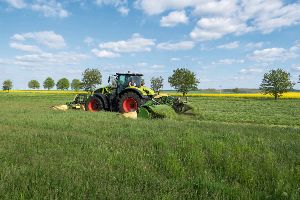 I s připojenými příčnými dopravníky umí nová kombinace Krone EasyCut B 1050 CV odkládat hmotu na široko.