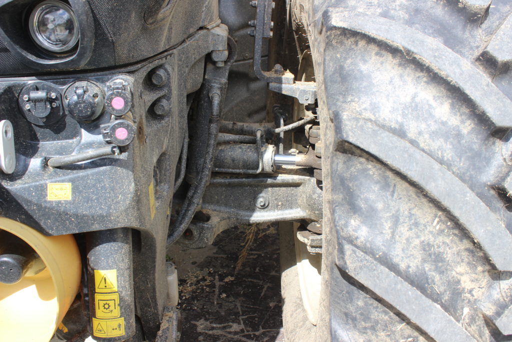 Odpružená přední náprava Heavy Duty komunikuje s odpružením sedačky řidiče. 