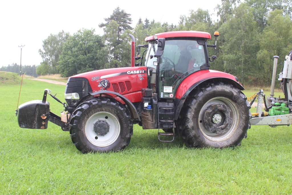 Úkolem traktoru Case IH Puma 230 CVX je doprava kejdy na pole a její aplikace pomocí aplikační cisterny o objemu 13 000 l s hadicovým aplikátorem.