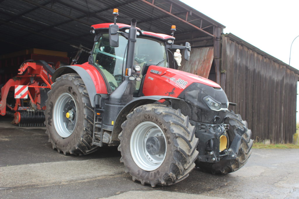 Case IH Optum 300 CVXDrive AFS Connect je v plné výbavě.