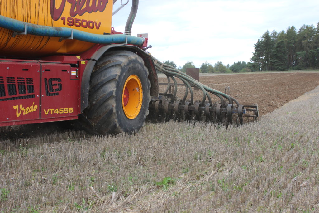 Samojízdný aplikátor Vredo firmy AGRO VajKub v režimu krabího chodu při aplikaci do strniště talířovým aplikátorem Köckerling Rebell 