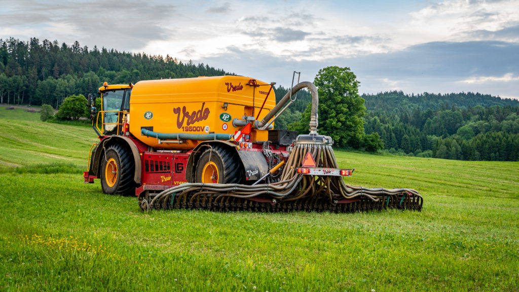 Aplikátor Vredo VT4556 Milana Květoně s injektorovým aplikátorem stejné značky, určeným pro aplikaci do travních porostů a vzešlých porostů obilnin   