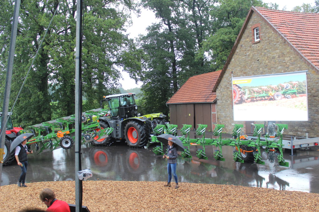 Dvojice nových otočných pluhů Amazone při prezentaci na farmě v obci Wambergen v průběhu Tiskové konference Amazone 2023.