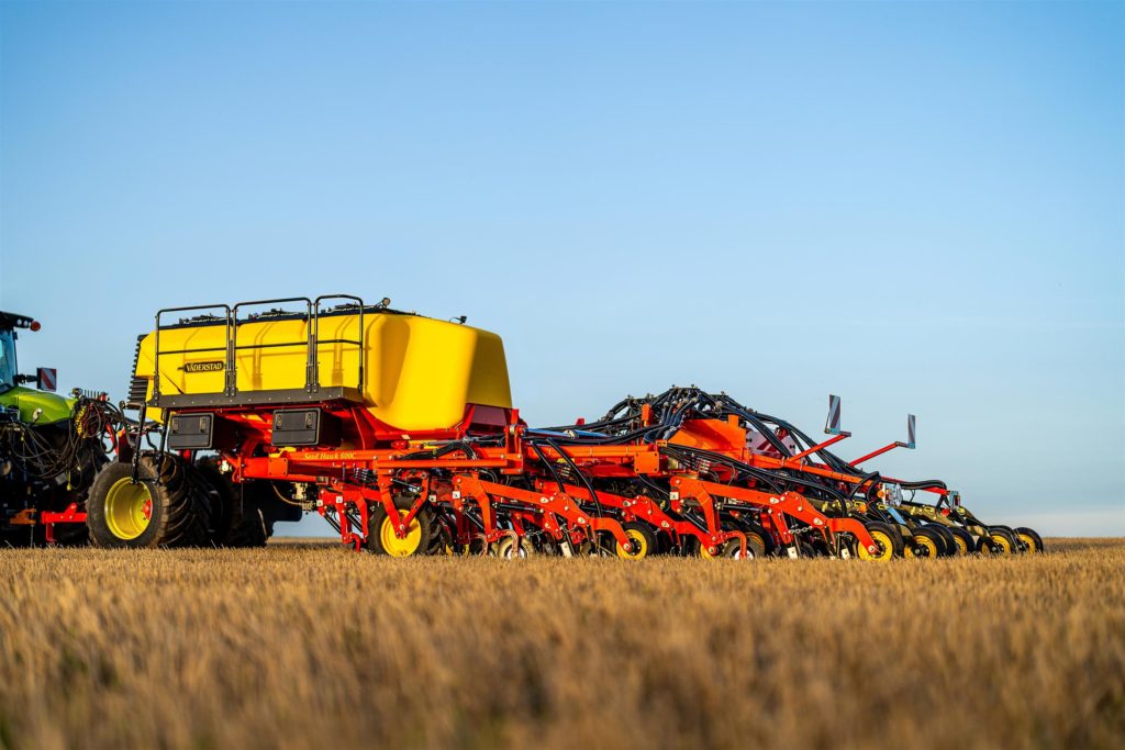 "Na evropský a mezinárodní trh brzy vstoupí nový člen rodiny Seed Hawk - nový secí stroj Väderstad Seed Hawk 600-900C,” říká Björn Jeansson, ředitel produktového managementu společnosti Väderstad.