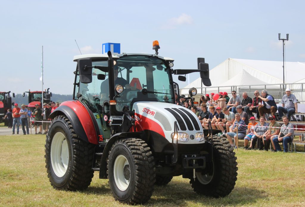 Prostorná kabina nejmenšího modelu 4055 Kompakt S umožňuje v provedení pro autoškolu montáž tří sedaček