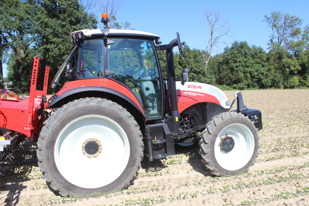 Traktor Steyr 4100 zvládal velký stroj hladce, a to i ve zdvižené poloze na souvratích.