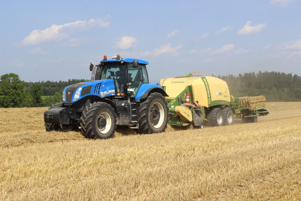 S jedním ze dvou nových lisů Krone BiG Pack VC 1270 High Speed pracuje traktor New Holland T8.390.