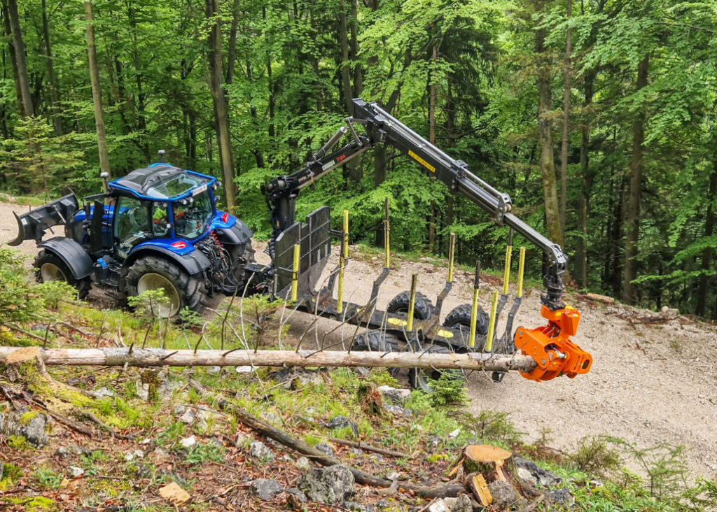 Pan Hemetsberger si pořídil kácecí hlavici s pilou Woodcracker CS510 od společnosti Westtech, agregovanou s jeřábem vyvážecí soupravy.