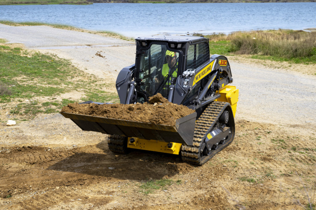 Kompaktní pásový nakladač New Holland C330 s vertikálním zdvihem se může pochlubit působivou nosností.