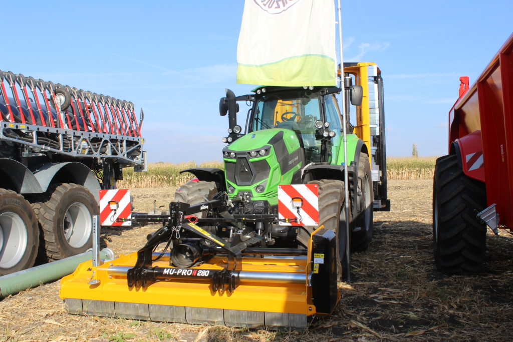 Agrokonzulta Žamberk vystavovala traktor Deutz-Fahr 8280 TTV s kombinací mulčovačů Müthing.