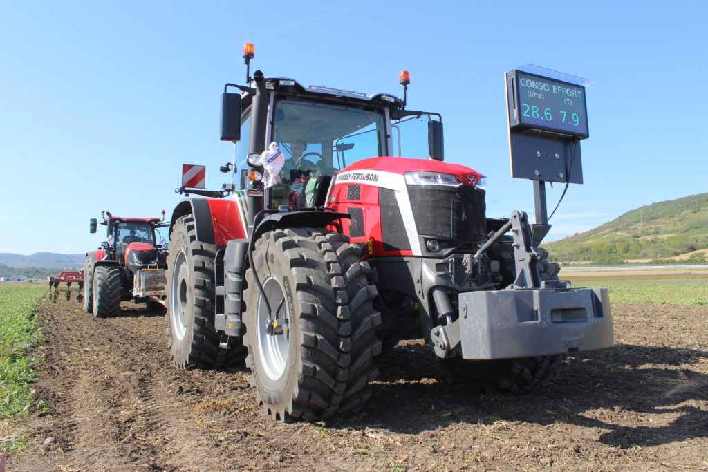 Traktor Massey Feguson 8S.265 měl za úkol přejet po poli s brzdicím traktorem Case IH Optum CVX v závěsu - první jízda s vyšším tlakem vzduchu.