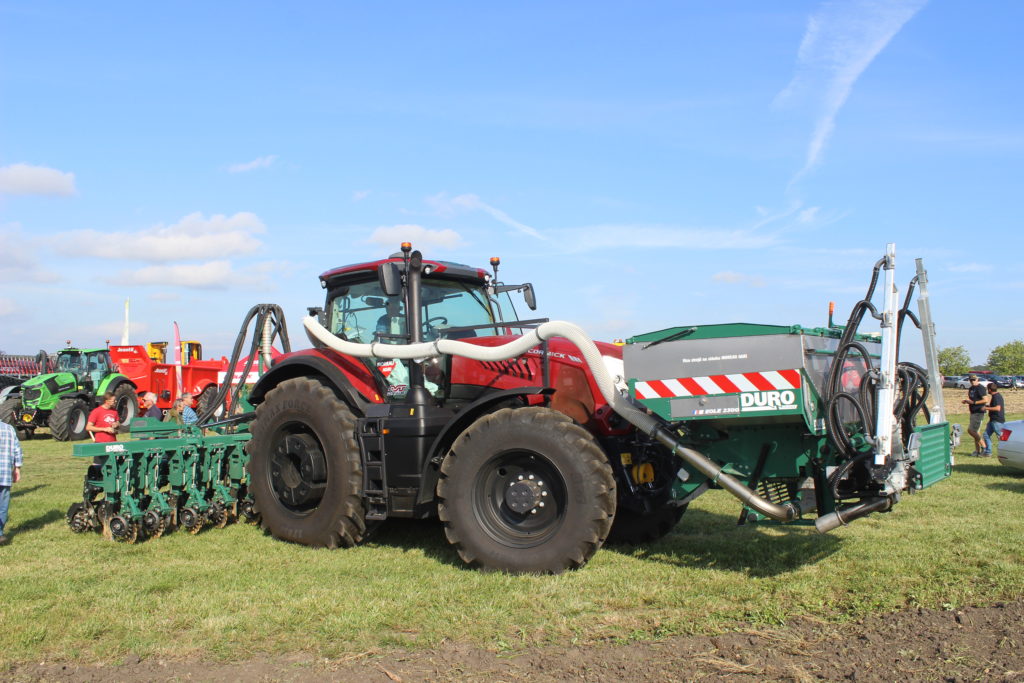 Na stánku Moreau Agri stál traktor McCormick X8.631 s kypřičem a čelním zásobníkem  značky Duro.