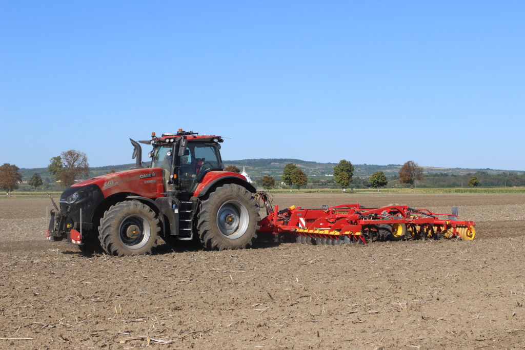 Traktor byl k vidění i v agregaci s kombinovaným kypřičem Väderstad TopDown 500 o záběru pěti metrů při zpracování půdy.