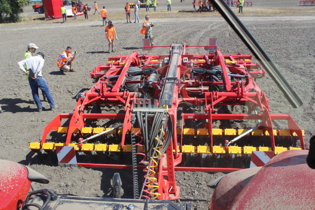 Kombinovaný kypřič TopDown 500 na akci Farming RED v Rakousku byl doplněn kitem E-Services.