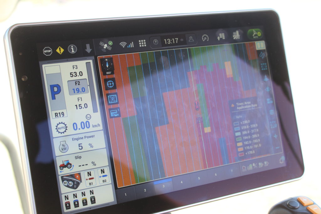 GPS navigace "běžela" na terminálu traktoru Case IH Magnum. Automaticky dokumentuje provedené změny  nastavení kypřiče (jednotlivých sekcí samostatně!).