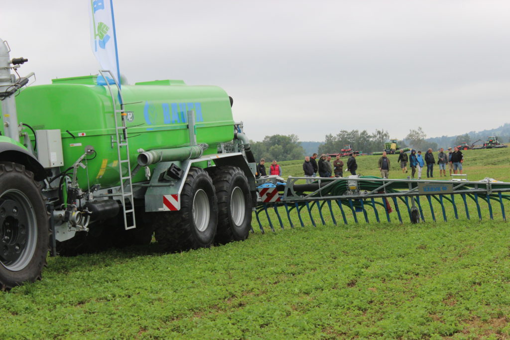 Deutz-Fahr 7250 TTV s cisternou Bauer Poly 191+ a připojeným botkovým aplikátorem Bomech Farmer 15