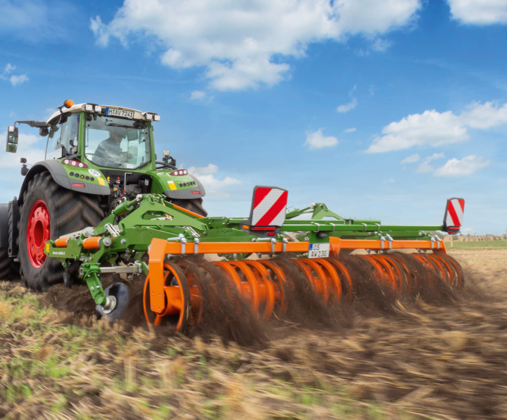 Přestavení hloubky záběru se u kypřiče Cenio 4000-2 uskutečňuje komfortně hydraulicky z kabiny traktoru.