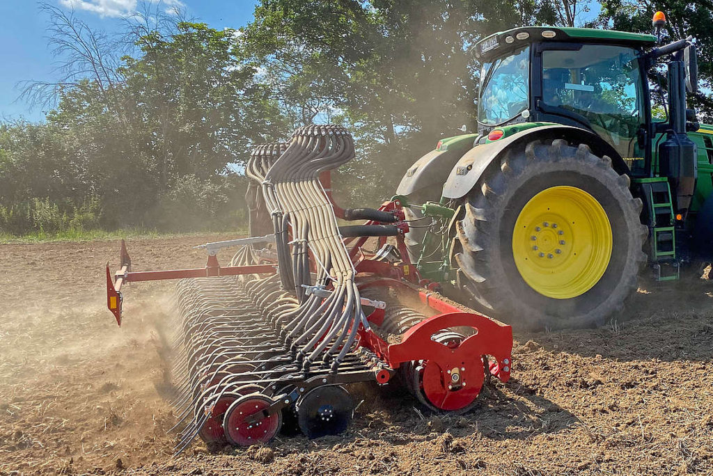 Druhé provedení má název Horsch Taro 6 SL a odlišuje se v tom, že o zpětnou konsolidaci půdy se stará válec RollFlex a o uložení osiva do půdy nejnovější secí botky TurboDisc.