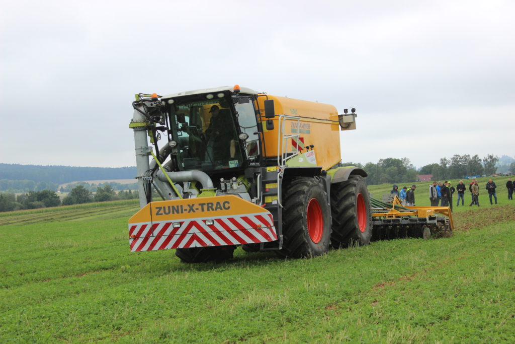 Samojízdný aplikátor Claas Xerion 4200 s nástavbou Zunhammer 16000