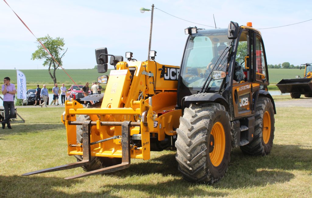 Nejoblíbenější teleskopický manipulátor JCB na našem i evropském trhu, model 542.70 AGRI XTRA s nosností 4,2 t a výškou zdvihu 7 m