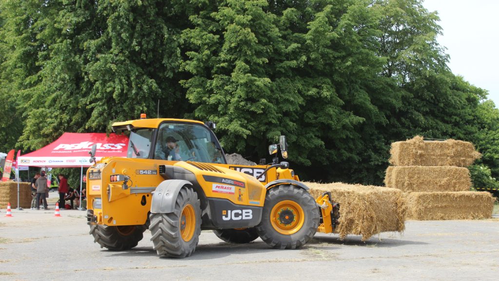 Nový model teleskopického manipulátoru 542.70 AGRI Pro si mohli zájemci prakticky vyzkoušet při jízdě zručnosti 