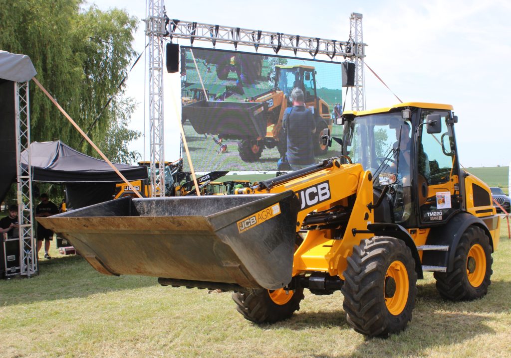 Kompaktní model teleskopického kloubového nakladače TM220 AGRI s motorem o výkonu 74 k a hydrostatickou převodovkou je vhodný do zemědělských areálů, především do provozů živočišné výroby