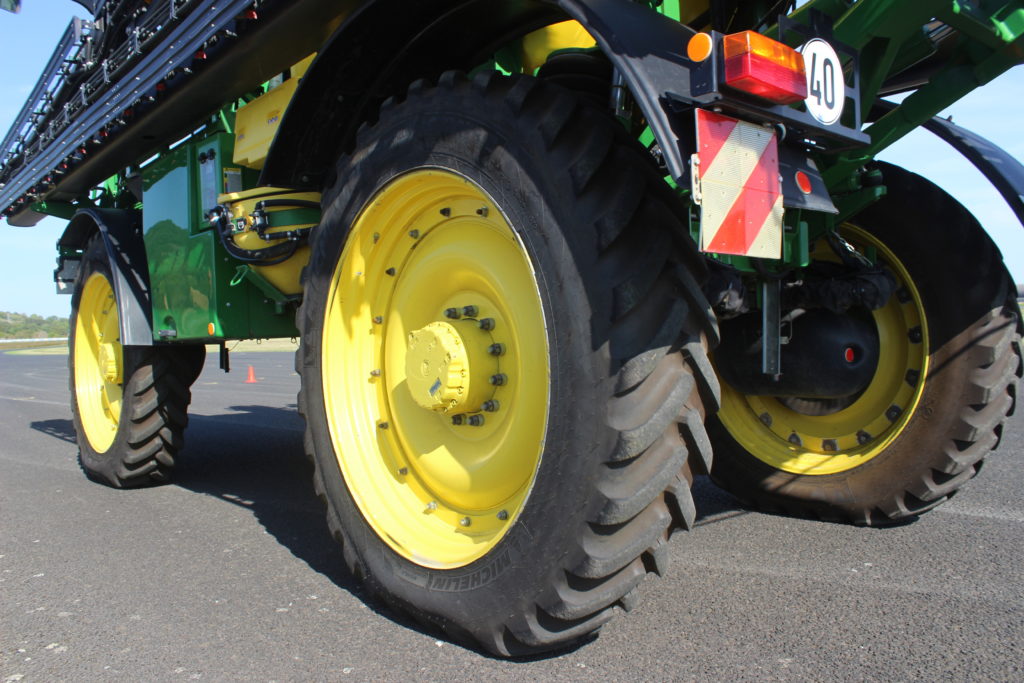 Postřikovač byl obutý do pneumatik Michelin SprayBib VF 380/90 R 46.