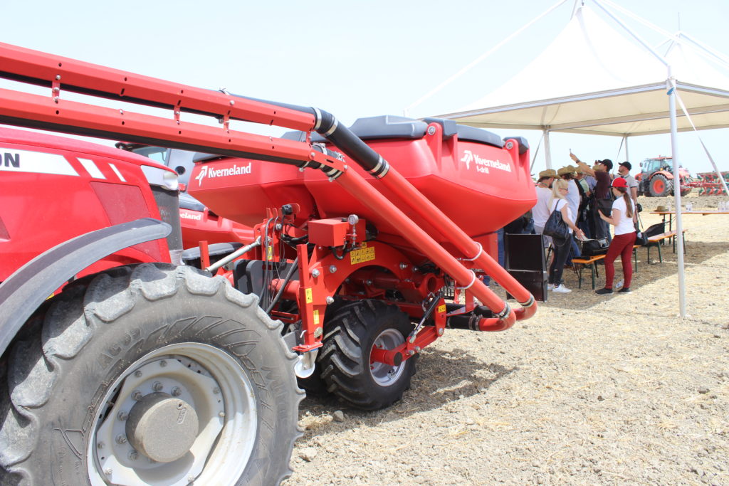 Zásobu hnojiva si traktor veze v čelně neseném zásobníku Kverneland f-drill.