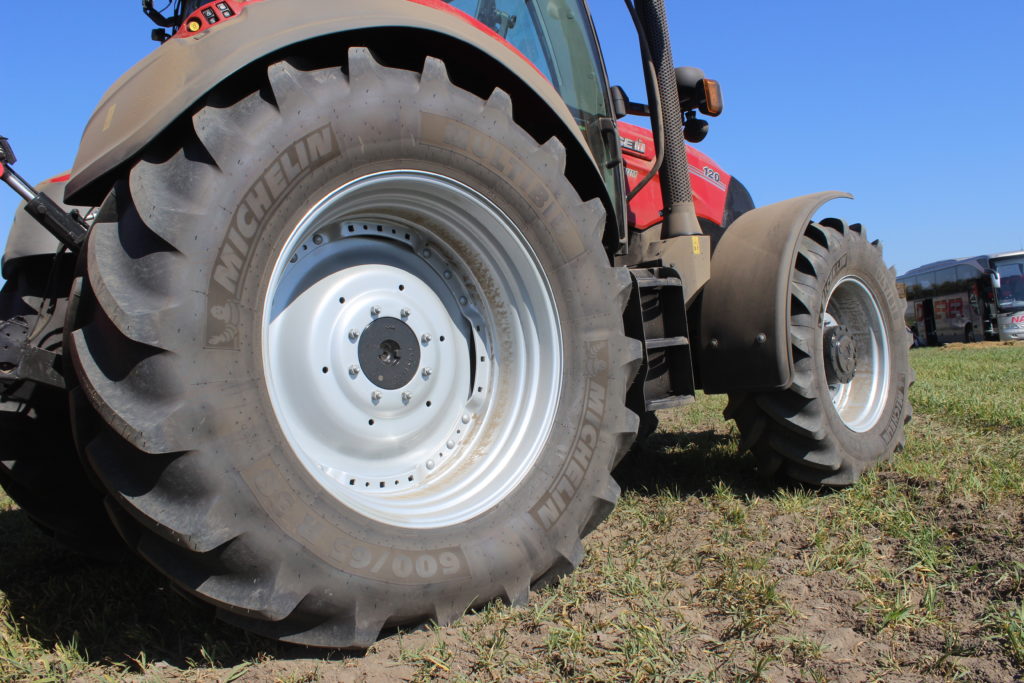 Maximální velikost pneumatik je 600/65 R38.