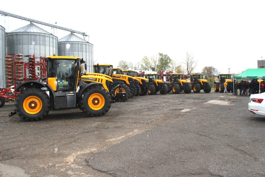 Mnoho zajímavých informací zaznělo v průběhu dvoudenního školení na traktory JCB Fastrac 4000 a 8000 iCON, zorganizovaného společnostmi Pekass a Lukrom ve Valašském Meziřící.