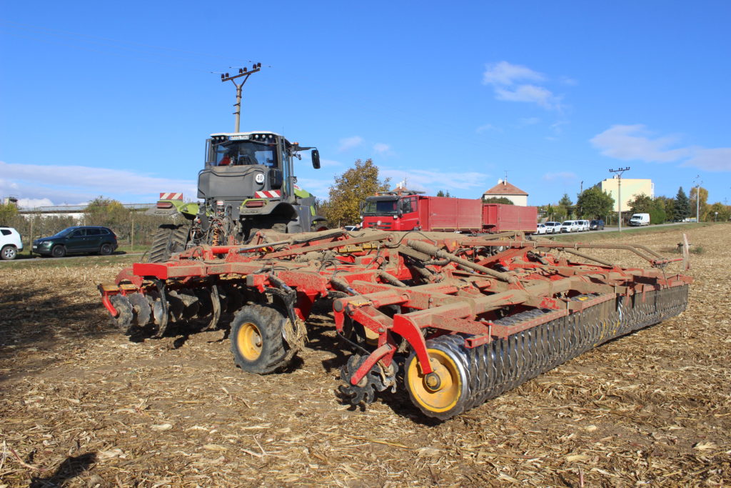 Pásový traktor byl agregovaný s kypřičem Väderstad Top Down 700 o záběru sedmi metrů.