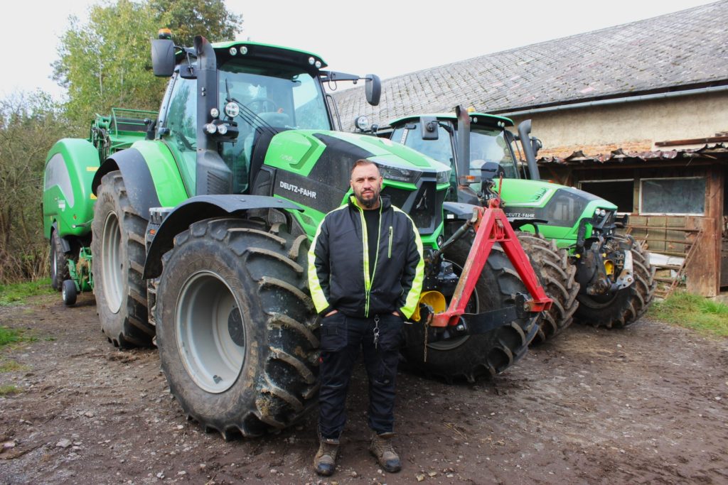 Vladimír Synek před svým nejnovějším traktorem Deutz-Fahr 7250 TTV