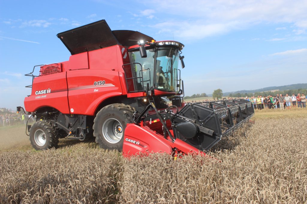 Mlátička Case IH F6150

