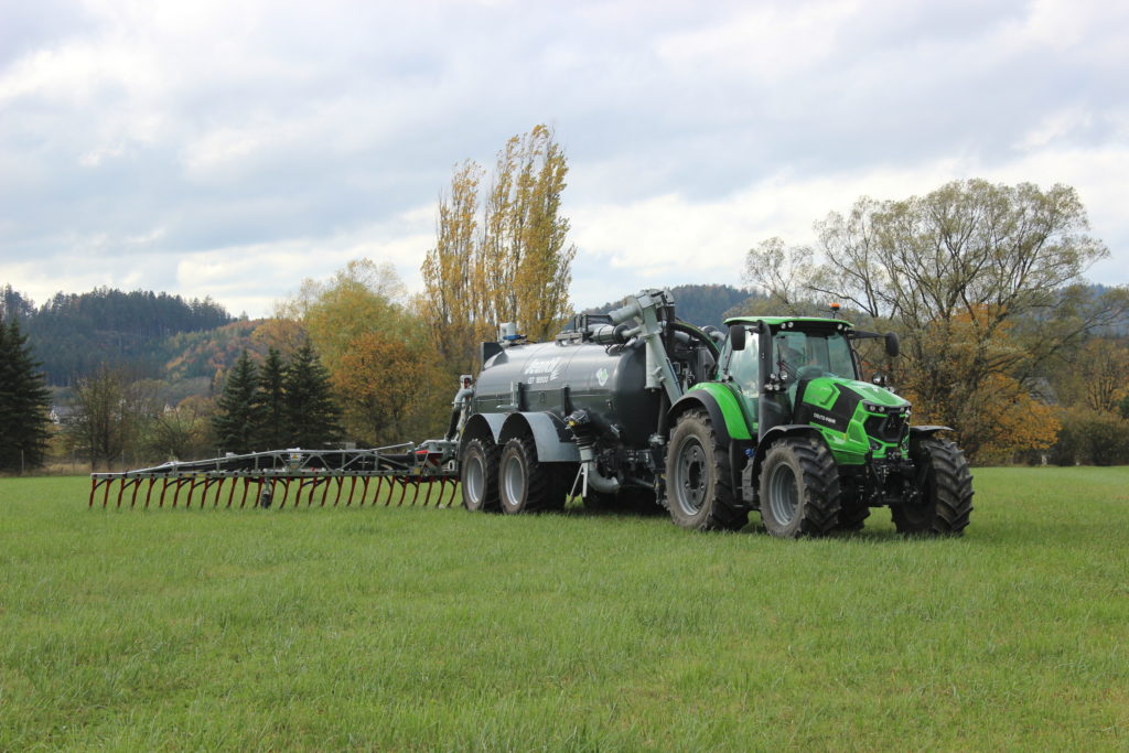 Deutz-Fahr 6205 RC Shift v agregaci s aplikační cisternou Jeantil GT 18500 