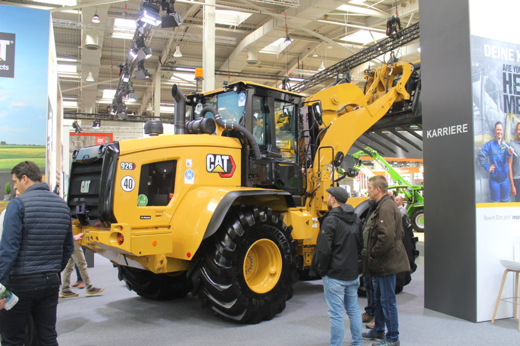 Kolový nakladač Caterpillar 926 má s výkonem motoru 125 kW, tj. 170 k a hmotností 13 tun dostatek tlačné síly pro rozhrnování řezanky na silážních žlabech. Byl také vystaven s vidlemi na siláž.