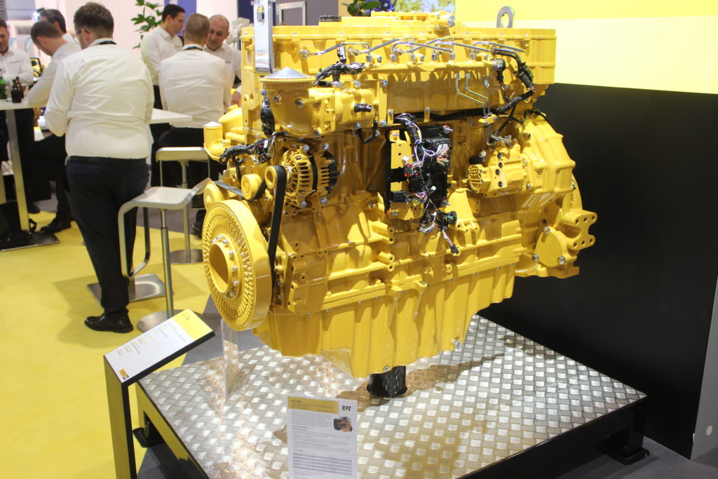 Řadový šestiválcový motor Caterpillar C13D se zdvihovým objemem 12,9 l měl na veletrhu svou evropskou premiéru.