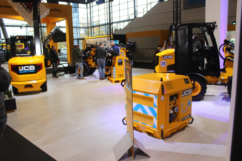 Část expozice, věnovaná technce řady JCB E-Tech.