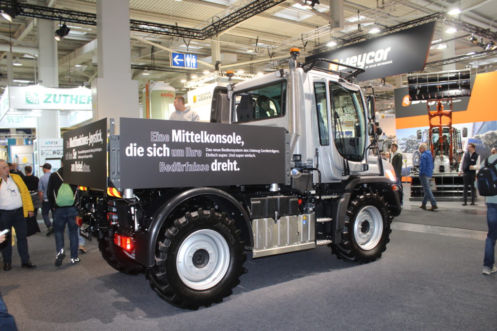 Další novinkou byl Unimog U 219, vybavený novým systémem ovládání Uni-Touch