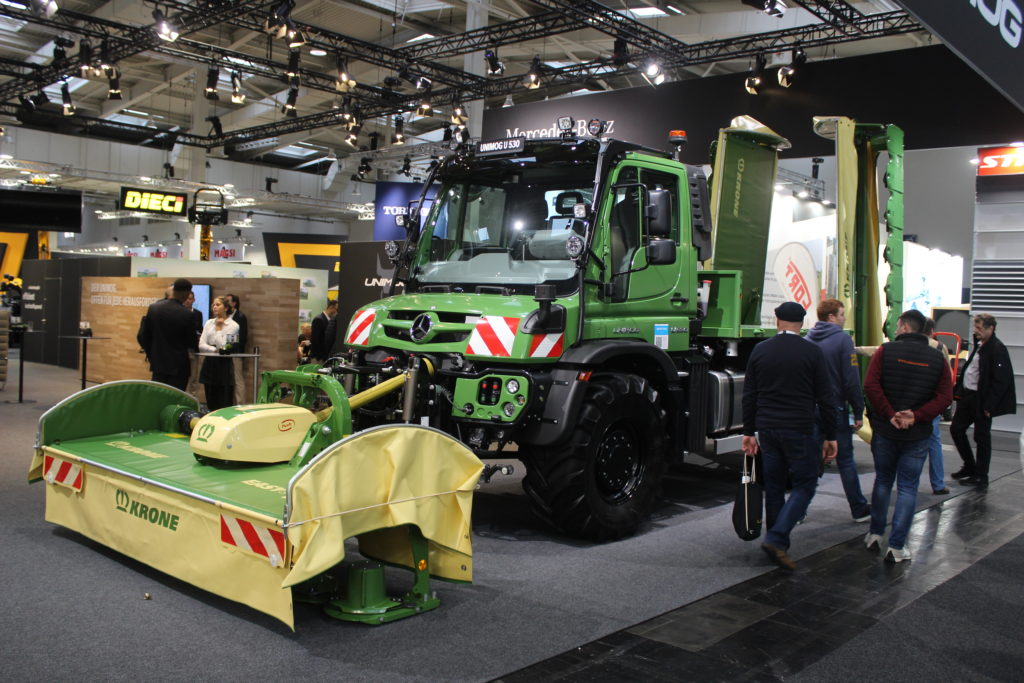 Unimog U 530 představil možnost využití při velkoplošném sečení se žací kombinací firmy Krone.