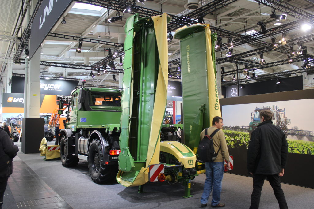 Unimog U 530 s kombinací v přepravní poloze.