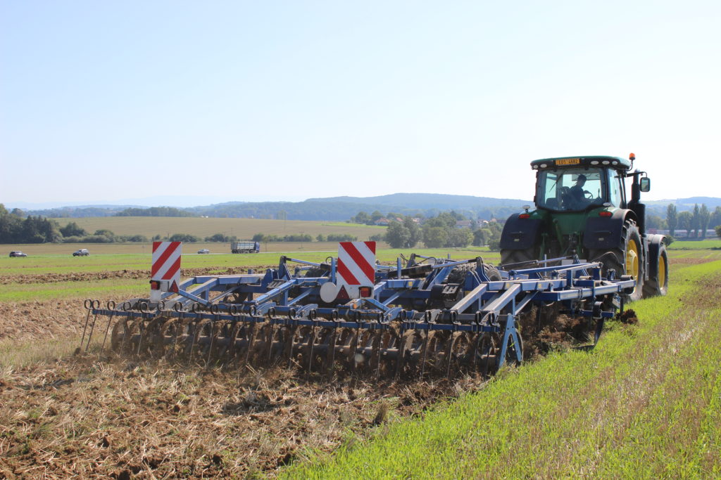 Vario zpracovalo půdu v celém profilu a povrch pozemku velmi pěkně urovnalo