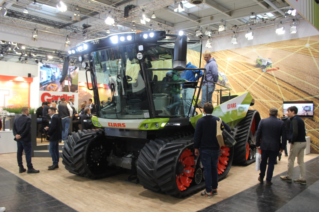 Kabina Claas X11 byla usazena na originálním podvozku, na kterém společnost Claas Industrietechnik prezentovala své možnosti pásových podvozků pro traktory