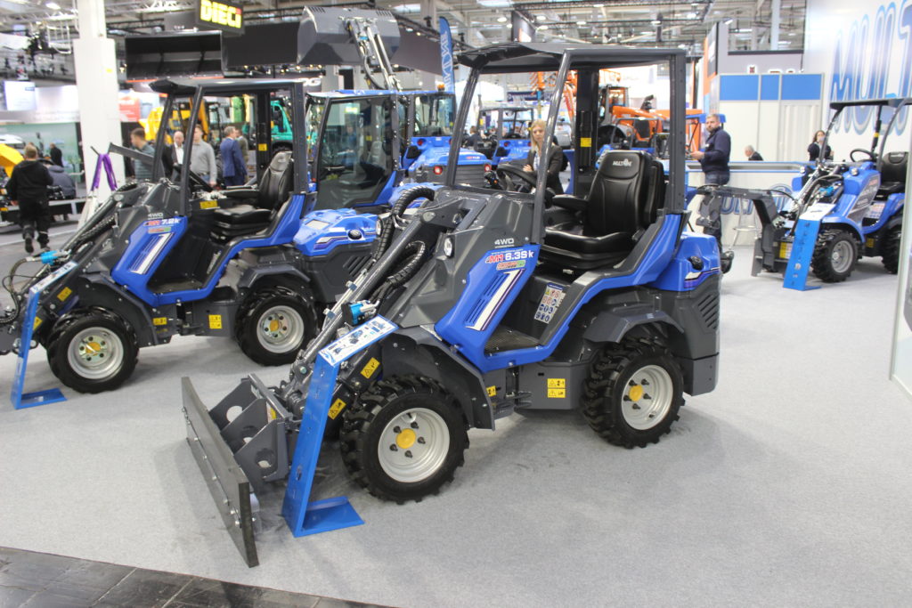 . Tříválcový motor Kubota má ve vystaveném nakladači MultiOne 6.3S K M1 výkon 25 k a zvedací kapacita činí 1120 kg. 